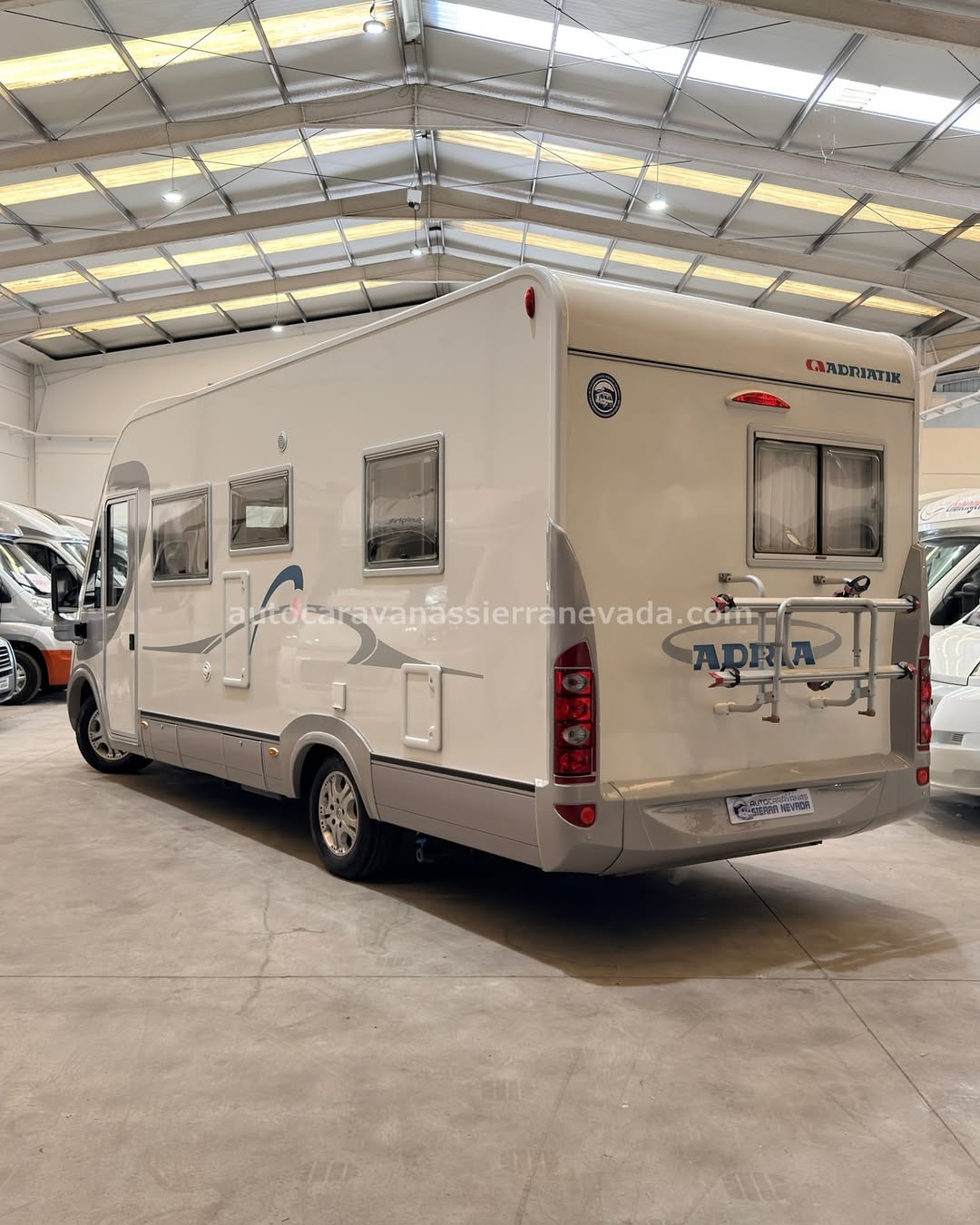 E26/41 AUTOCARAVANA INTEGRAL ADRIA ADRIÁTIK En Autocaravanas Sierra Nevada llevamos más de 22 años ayudando a nuestros clientes a cumplir el sueño de viajar con libertad. Cada vehículo es revisado y reacondicionado a fondo, cuidando cada detalle para que luzca, funcione y se sienta como nuevo, preparado para ofrecer años de fiabilidad y disfrute. Para más información o precio 💵 consulté en nuestra web www.autocaravanassierranevada.com o haga click 👉🖱️ en nuestro enlace ⬇️👇 https://autocaravanassierranevada.com/autocaravanas/adria-adriatik-e26-41/ ¿Quieres pagar a plazos? Llama y te informamos sin compromiso 📞617 79 57 19 📞687 85 35 11 EQUIPAMIENTO Y EXTRAS 👇 MOTOR: RENAULT 2.5 DCI 145CV AÑO: 2007 KM: 111.000 Medidas exteriores: 6,80m x 2,90m Plazas: 4 Extras y Equipamiento: Medidas maletero : (1,20m x 1,20m x 0,90m) Camas (Francesa/Colgante eléctrica en cabina) CHASIS ALKO Aire acondicionado (de motor) Airbag(Conductor y Copiloto) Cierre centralizado(en cabina) Elevalunas eléctricos (en conductor) Espejos eléctricos Equipo Multimedia Oscurecedores REMIS en cabina completa Mosquiteras en ventanas y claraboyas Ventana PRACTICABLE con mosquitera en puerta principa Claraboyas transparentes y Claraboya xxl en salón Frigo DOMETIC (220v, Gas, 12v, Auto) 143L Horno a gas Extractor de humos Ducha con mampara dentro de aseo 2 Baterías de 95ah 2 Placas Solares de 100w Calefacción Truma trumatic c Escalón eléctrico de aluminio Toldo FIAMMA de 4m Portabicis 2 Neumáticos reforzados especial camper www.autocaravanassierranevada.com #autocaravanasgranada #autocaravanaocasion #autocaravanasdeocasion #ventaautocaravana #compraautocaravana #autocaravanabarata #caravaningandalucia #autocaravanasur #granadaturismo #granadaocasion #andaluciavanlife #vanlife #camperlife #motorhome #campervan #viajarenautocaravana #caravaninglife #aventuraenruta #viajeslibres #escapadarural #naturalezaylibertad #viajarporelmundo #rutavanlife #descubreespaña