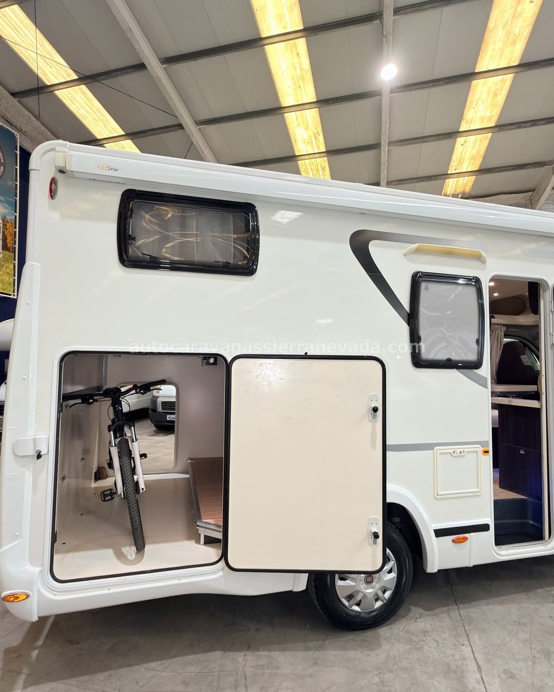 E26/51 AUTOCARAVANA PERFILADA BENIMAR MILEO 242 En Autocaravanas Sierra Nevada llevamos más de 22 años ayudando a nuestros clientes a cumplir el sueño de viajar con libertad. Cada vehículo es revisado y reacondicionado a fondo, cuidando cada detalle para que luzca, funcione y se sienta como nuevo, preparado para ofrecer años de fiabilidad y disfrute. Para más información o precio 💵 consulté en nuestra web www.autocaravanassierranevada.com o haga click 👉🖱️ en nuestro enlace ⬇️👇 https://autocaravanassierranevada.com/autocaravanas/benimar-mileo-242-e26-51/ ¿Quieres pagar a plazos? Llama y te informamos sin compromiso 📞617 79 57 19 📞687 85 35 11 DESCRIPCIÓN TÉCNICA 👇 MOTOR: FIAT DUCATO 2.3 MULTIJET 130cv AÑO: 2015 KM: 30.000 Medidas exteriores: 6,93m x 2,90m Plazas: 6 EXTRAS Y EQUIPAMIENTO: Medidas maletero con doble portón: (2,16m x 1,30m x 1,25m) Camas (Transversal/ Colgante eléctrica) Aire acondicionado (de motor) Airbag(en conductor y copiloto) Velocidad de Crucero Cierre centralizado(en cabina) Elevalunas eléctricos Espejos eléctricos Equipo Multimedia Asientos giratorios Oscurecedores REMIS en cabina completa Camara de Vision Trasera Mosquiteras en ventanas, claraboyas y puerta principal Claraboyas transparentes y panorámica xxl en cabina Frigo THETFORD (220v, Gas, 12v, Auto) 135.5L Ducha con mampara dentro de aseo 1 Batería de 95ah 1 Placa Solar de 100w Calefacción webasto a gasoil Escalón doble peldaño integrado Toldo TRISTOR 3.40m 1 Cierre de seguridad Neumáticos reforzados especial camper www.autocaravanassierranevada.com #autocaravanasgranada #autocaravanaocasion #autocaravanasdeocasion #ventaautocaravana #compraautocaravana #autocaravanabarata #caravaningandalucia #autocaravanasur #granadaturismo #granadaocasion #andaluciavanlife #vanlife #camperlife #motorhome #campervan #viajarenautocaravana #caravaninglife #aventuraenruta #viajeslibres #escapadarural #naturalezaylibertad #viajarporelmundo #rutavanlife #descubreespaña