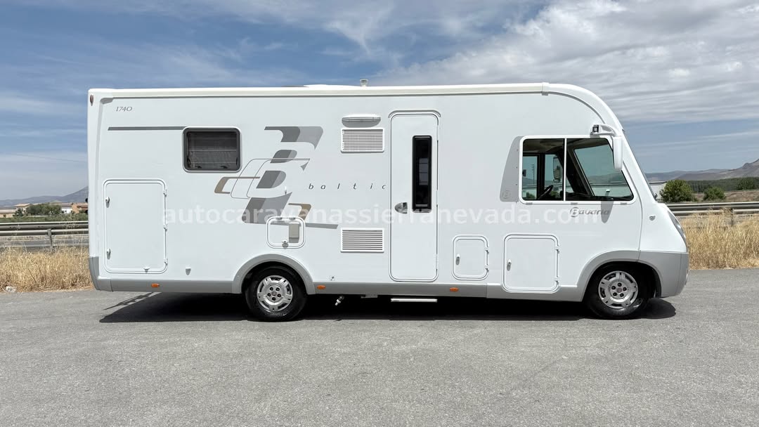 Integral BAVARIA I 740 BALTIC Autocaravanas Sierra Nevada empresa con más de 20 años de experiencia en el sector de venta de ocasión os ofrece esta magnífica casa rodante.🗣️👉 Para más información o precio 💵 consulté en nuestra página web www.autocaravanassierranevada.com ➡️🌐💻 o haga click👉🖱️ en nuestro enlace ⬇️👇 https://autocaravanassierranevada.com/listings/bavaria-i740-baltic/ ¿Quieres pagar a plazos? Llama y te informamos sin compromiso 📞617795719 📞621251555 Extras 👇 MOTOR: Fiat Ducato 2.3 MultiJet 130cv AÑO: 2012 KM: 56000 Medidas: 7,20m x 3,10m Plazas viajar: 4 Plazas dormir: 4 * Medida Garaje con doble portón: (2,20m x 1,00m x 1,10m) * Camas (Isla / Colgante en cabina) Extras: Aire acondicionado (de motor) Velocidad de crucero Cierre centralizado 2 puertas Espejos eléctricos Elevalunas eléctricos (sólo conductor) Radio (2DIN-CD-USB-BT-Camara trasera) Cámara de visión trasera Asientos giratorios Oscurecedores REMIS en cabina completa Parasoles enrollables manual Mosquiteras en ventanas, claraboyas Claraboyas transparentes y Claraboya XXL en salón Aire acondicionado 220v. Frigo DOMETIC (220v, Gas, 12v, Auto) 160L capacidad Horno Extractor de humos Ducha con mampara separada de aseo WC con SOG Batería de 95ah. Placa solar de 100w. Calefacción Truma Combi Tv 12v. (TDT - HDMI - USB - DVD) Escalón eléctrico de aluminio Portabicis THULE para 2 Maleteros laterales extraíbles Neumaticos reforzados marca BRIDGESTONE especial camper #autocaravanastyle #viajarconniños #viajarenautocaravanaconniños #roadtrip #autocaravanaadventure #ventadeautocaravanas #autocaravanassierranevada #autocaravantravel #autocaravanaenlaplaya #kitcamping #differentholidays #camaisla #motorhome #caravanas1000 #camper #motorhome #rv #campingwithdogs #campingcar