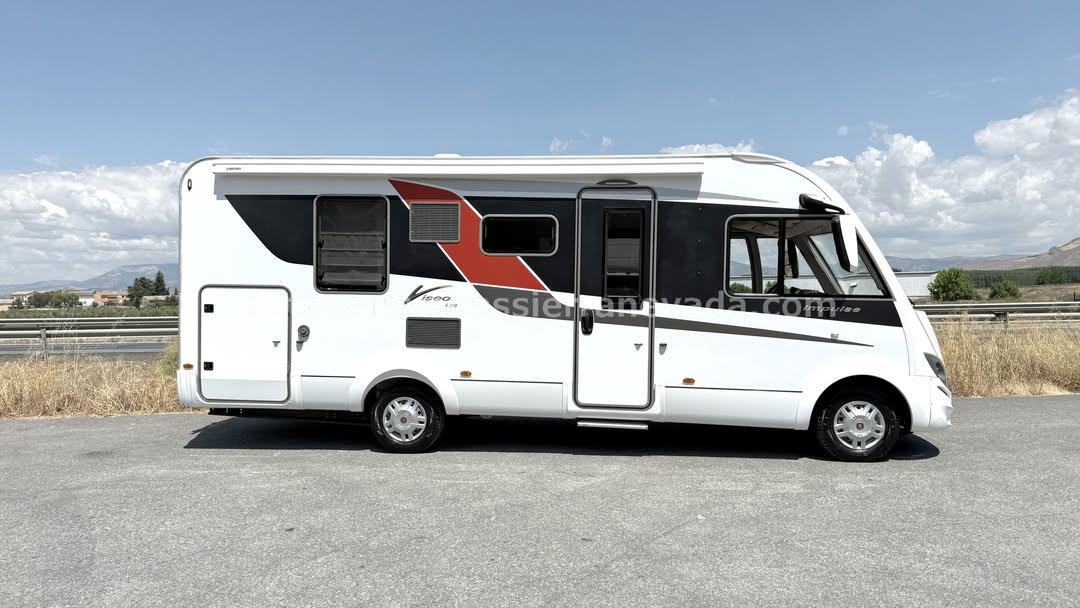 Integral BURSTNER IMPULSE VISEO i720 Autocaravanas Sierra Nevada empresa con más de 20 años de experiencia en el sector de venta de ocasión os ofrece esta magnífica casa rodante.🗣️👉 Para más información o precio 💵 consulté en nuestra página web www.autocaravanassierranevada.com ➡️🌐💻 o haga click👉🖱️ en nuestro enlace ⬇️👇 https://autocaravanassierranevada.com/listings/burstner-impulse-viseo-i720/ ¿Quieres pagar a plazos? Llama y te informamos sin compromiso 📞617795719 📞621251555 Extras 👇 MOTOR: Fiat Ducato 2.3 MultiJet 130cv AÑO: 2012 KM: 56000 Medidas: 7,20m x 3,10m Plazas viajar: 4 Plazas dormir: 4 * Medida Garaje con doble portón: (2,20m x 1,00m x 1,10m) * Camas (Isla / Colgante en cabina) Extras: Aire acondicionado (de motor) Velocidad de crucero Cierre centralizado 2 puertas Espejos eléctricos Elevalunas eléctricos (sólo conductor) Radio (2DIN-CD-USB-BT-Camara trasera) Cámara de visión trasera Asientos giratorios Oscurecedores REMIS en cabina completa Parasoles enrollables manual Mosquiteras en ventanas, claraboyas Claraboyas transparentes y Claraboya XXL en salón Aire acondicionado 220v. Frigo DOMETIC (220v, Gas, 12v, Auto) 160L capacidad Horno Extractor de humos Ducha con mampara separada de aseo WC con SOG Batería de 95ah. Placa solar de 100w. Calefacción Truma Combi Tv 12v. (TDT - HDMI - USB - DVD) Escalón eléctrico de aluminio Portabicis THULE para 2 Maleteros laterales extraíbles Neumaticos reforzados marca BRIDGESTONE especial camper #autocaravanastyle #viajarconniños #viajarenautocaravanaconniños #roadtrip #autocaravanaadventure #ventadeautocaravanas #autocaravanassierranevada #autocaravantravel #autocaravanaenlaplaya #kitcamping #differentholidays #camaisla #motorhome #caravanas1000 #camper #motorhome #rv #campingwithdogs #campingcar