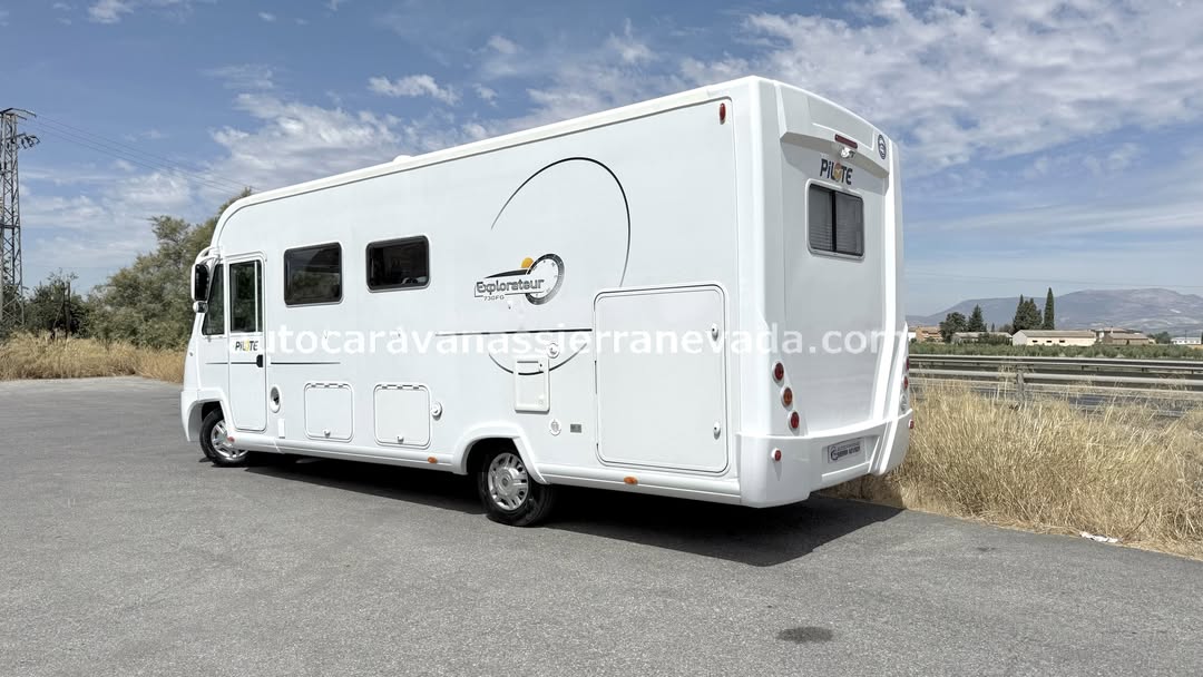 Integral PILOTE EXPLORATEUR G.730 FG Autocaravanas Sierra Nevada empresa con más de 20 años de experiencia en el sector de venta de ocasión os ofrece esta magnífica casa rodante.🗣️👉 Para más información o precio 💵 consulté en nuestra página web www.autocaravanassierranevada.com ➡️🌐💻 o haga click👉🖱️ en nuestro enlace ⬇️👇 https://autocaravanassierranevada.com/listings/pilote-aventura-g730/ ¿Quieres pagar a plazos? Llama y te informamos sin compromiso 📞617795719 📞621251555 Extras 👇 MOTOR: Fiat Ducato 3.0 MultiJet 160cv AÑO: 2008 KM: 138.000 Medidas: 7,30m x 3,00m Plazas viajar: 4 Plazas dormir: 4 * Medida Garaje con doble portón: (2,20m x 1,40m x 1,20m) * Camas (Colgante en cabina / Transversal) * Chasis ALKO + Barras de torsión * Suspensión neumática Extras: Aire acondicionado (de motor) Velocidad de crucero Cierre centralizado 2 puertas Elevalunas eléctricos (sólo conductor) Espejos Eléctricos Radio (2DIN – USB – BT – AUX – NAVEGADOR) Cámara de visión trasera Asientos giratorios Oscurecedores REMIS en cabina completa Parasoles enrollables manuales Mosquiteras en ventanas, claraboyas Claraboyas transparentes excepto plato de ducha Claraboya XXL en salón Aire acondicionado 220v. Frigo DOMETIC (220v, Gas, 12v) 150L capacidad Horno Extractor de humos Ducha con mampara separada de aseo Inverter para A/C W 2 Batería de 95ah. Placa solar de 100w. Calefacción Truma Combi Tv 12v. (TDT – HDMI – USB – DVD) Escalón eléctrico de aluminio Toldo FIAMMA de 4m. Ducha Exterior Maleteros laterales con acceso al doble suelo Neumáticos reforzados marca CONTINENTAL especial camper #autocaravanastyle #viajarconniños #viajarenautocaravanaconniños #roadtrip #autocaravanaadventure #ventadeautocaravanas #autocaravanassierranevada #autocaravantravel #autocaravanaenlaplaya #kitcamping #differentholidays #camaisla #motorhome #caravanas1000 #camper #motorhome #rv #campingwithdogs #campingcar