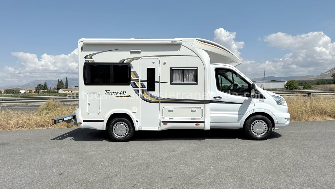 Perfilada BENIMAR TESSORO 481 Autocaravanas Sierra Nevada empresa con más de 20 años de experiencia en el sector de venta de ocasión os ofrece esta magnífica casa rodante.🗣️👉 Para más información o precio 💵 consulté en nuestra página web www.autocaravanassierranevada.com ➡️🌐💻 o haga click👉🖱️ en nuestro enlace ⬇️👇 https://autocaravanassierranevada.com/listings/benimar-tessoro-481-2/ ¿Quieres pagar a plazos? Llama y te informamos sin compromiso 📞617795719 📞621251555 Extras 👇 MOTOR: FORD 2.2 TDCI 155cv AÑO: 2015 KM: 10.000 Medidas: 6,00m x 2,90m Plazas viajar: 4 Plazas dormir: 4 * Medida Garaje: (0,95m x 0,45m x 1,90m) * Camas (Salón Convertible / Colgante eléctrica en salón) * Cadena de distribución Extras: Aire acondicionado (de motor) AirBag (conductor y copiloto) Velocidad de Crucero Cierre centralizado (en cabina) Espejos eléctricos Elevalunas eléctricos Radio Original Ford (CD-USB-BT-AUX) Cámara de visión trasera Asientos giratorios Oscurecedores REMIS laterales Mosquiteras en ventanas, claraboyas y puerta principal Claraboyas transparentes y Claraboya panorámica XXL en cabina Frigo THETFORD (220v, Gas, 12v, Auto) 141L capacidad Ducha con mampara dentro de aseo Inverter de 2000w. Batería de 95ah. Placa solar de 100w. Calefacción WEBASTO a gasoil Tv 12v. (LCD-HDMI-USB-DVD) Escalón de doble peldaño integrado Toldo Fiamma 2,5m Portamotos Neumáticos reforzados especial camper #autocaravanastyle #viajarconniños #viajarenautocaravanaconniños #roadtrip #autocaravanaadventure #ventadeautocaravanas #autocaravanassierranevada #autocaravantravel #autocaravanaenlaplaya #kitcamping #differentholidays #camaisla #motorhome #caravanas1000 #camper #motorhome #rv #campingwithdogs #campingcar