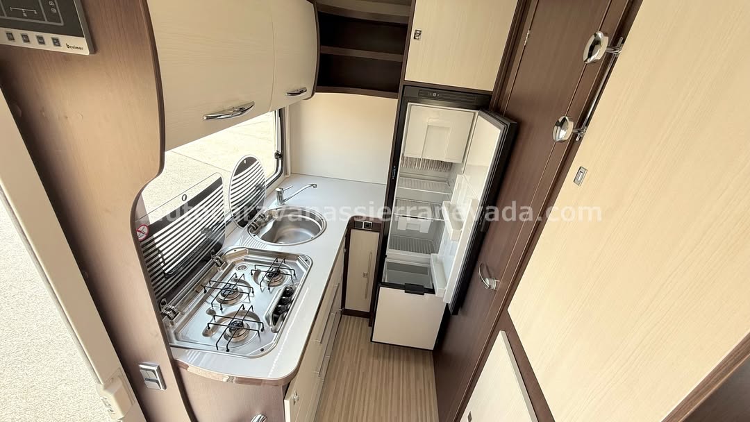 Perfilada BENIMAR TESSORO 481 Autocaravanas Sierra Nevada empresa con más de 20 años de experiencia en el sector de venta de ocasión os ofrece esta magnífica casa rodante.🗣️👉 Para más información o precio 💵 consulté en nuestra página web www.autocaravanassierranevada.com ➡️🌐💻 o haga click👉🖱️ en nuestro enlace ⬇️👇 https://autocaravanassierranevada.com/listings/benimar-tessoro-481-2/ ¿Quieres pagar a plazos? Llama y te informamos sin compromiso 📞617795719 📞621251555 Extras 👇 MOTOR: FORD 2.2 TDCI 155cv AÑO: 2015 KM: 10.000 Medidas: 6,00m x 2,90m Plazas viajar: 4 Plazas dormir: 4 * Medida Garaje: (0,95m x 0,45m x 1,90m) * Camas (Salón Convertible / Colgante eléctrica en salón) * Cadena de distribución Extras: Aire acondicionado (de motor) AirBag (conductor y copiloto) Velocidad de Crucero Cierre centralizado (en cabina) Espejos eléctricos Elevalunas eléctricos Radio Original Ford (CD-USB-BT-AUX) Cámara de visión trasera Asientos giratorios Oscurecedores REMIS laterales Mosquiteras en ventanas, claraboyas y puerta principal Claraboyas transparentes y Claraboya panorámica XXL en cabina Frigo THETFORD (220v, Gas, 12v, Auto) 141L capacidad Ducha con mampara dentro de aseo Inverter de 2000w. Batería de 95ah. Placa solar de 100w. Calefacción WEBASTO a gasoil Tv 12v. (LCD-HDMI-USB-DVD) Escalón de doble peldaño integrado Toldo Fiamma 2,5m Portamotos Neumáticos reforzados especial camper #autocaravanastyle #viajarconniños #viajarenautocaravanaconniños #roadtrip #autocaravanaadventure #ventadeautocaravanas #autocaravanassierranevada #autocaravantravel #autocaravanaenlaplaya #kitcamping #differentholidays #camaisla #motorhome #caravanas1000 #camper #motorhome #rv #campingwithdogs #campingcar