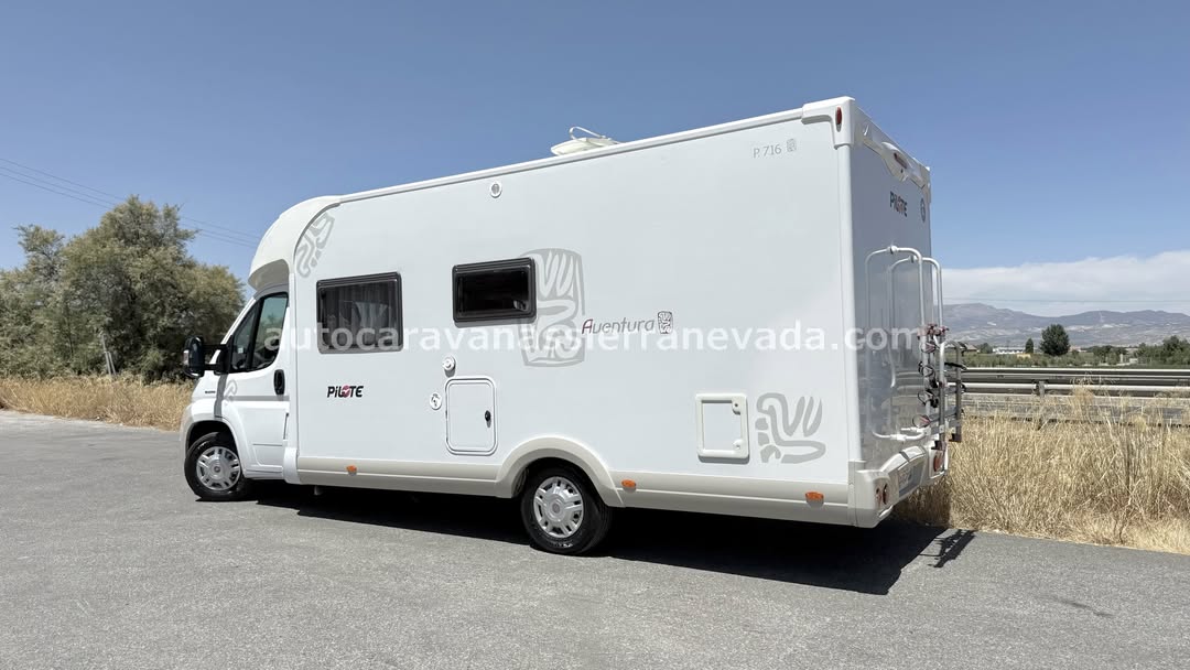 Perfilada PILOTE Aventura P.716 Autocaravanas Sierra Nevada empresa con más de 20 años de experiencia en el sector de venta de ocasión os ofrece esta magnífica casa rodante.🗣️👉 Para más información o precio 💵 consulté en nuestra página web www.autocaravanassierranevada.com ➡️🌐💻 o haga click👉🖱️ en nuestro enlace ⬇️👇 https://autocaravanassierranevada.com/listings/pilote-aventura-p-716-3/ ¿Quieres pagar a plazos? Llama y te informamos sin compromiso 📞617795719 📞621251555 Extras 👇 MOTOR: Fiat Ducato 2.3 MultiJet 130cv AÑO: 2009 KM: 96.000 Medidas: 6,90m x 3,00m Plazas viajar: 5 Plazas dormir: 6 * Medida Garaje: (1,35m x 1,90m x 0,70m) * Camas (Francesa / Colgante eléctrica en Salón / Salón Convertible) Extras: Aire acondicionado (de motor) AirBag (sólo conductor) Velociadad de crucero Cierre centralizado en cabina Elevalunas eléctricos Espejos eléctricos Radio (2DIN - CD) Asientos giratorios Mosquiteras en ventanas, claraboyas Claraboyas transparentes y Claraboya XXL en cocina Frigo THETFORD (220v, Gas, 12v, Auto) 149L capacidad Extractor de humos Horno Ducha con mampara dentro de aseo Batería de 95ah. Placa solar de 100w. Calefacción Truma Combi Escalón doble peldaño integrado Toldo FIAMMA de 3,5m. Portabicis para 4 Patas estabilizadoras Neumáticos reforzados marca FIRESTONE especial camper #autocaravanastyle #viajarconniños #viajarenautocaravanaconniños #roadtrip #autocaravanaadventure #ventadeautocaravanas #autocaravanassierranevada #autocaravantravel #autocaravanaenlaplaya #kitcamping #differentholidays #camaisla #motorhome #caravanas1000 #camper #motorhome #rv #campingwithdogs #campingcar