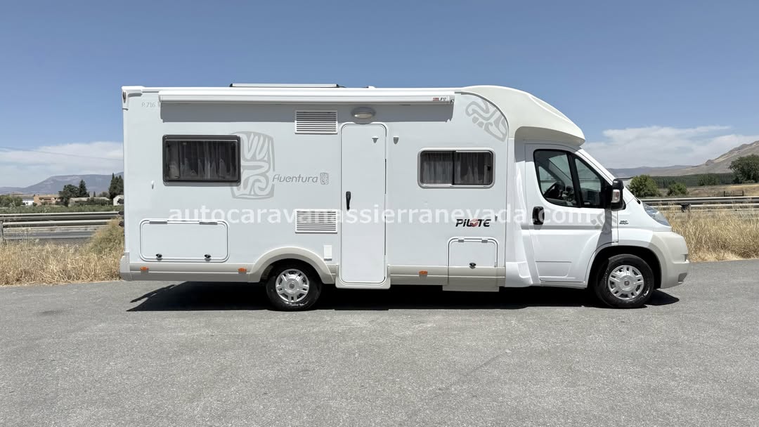 Perfilada PILOTE Aventura P.716 Autocaravanas Sierra Nevada empresa con más de 20 años de experiencia en el sector de venta de ocasión os ofrece esta magnífica casa rodante.🗣️👉 Para más información o precio 💵 consulté en nuestra página web www.autocaravanassierranevada.com ➡️🌐💻 o haga click👉🖱️ en nuestro enlace ⬇️👇 https://autocaravanassierranevada.com/listings/pilote-aventura-p-716-3/ ¿Quieres pagar a plazos? Llama y te informamos sin compromiso 📞617795719 📞621251555 Extras 👇 MOTOR: Fiat Ducato 2.3 MultiJet 130cv AÑO: 2009 KM: 96.000 Medidas: 6,90m x 3,00m Plazas viajar: 5 Plazas dormir: 6 * Medida Garaje: (1,35m x 1,90m x 0,70m) * Camas (Francesa / Colgante eléctrica en Salón / Salón Convertible) Extras: Aire acondicionado (de motor) AirBag (sólo conductor) Velociadad de crucero Cierre centralizado en cabina Elevalunas eléctricos Espejos eléctricos Radio (2DIN - CD) Asientos giratorios Mosquiteras en ventanas, claraboyas Claraboyas transparentes y Claraboya XXL en cocina Frigo THETFORD (220v, Gas, 12v, Auto) 149L capacidad Extractor de humos Horno Ducha con mampara dentro de aseo Batería de 95ah. Placa solar de 100w. Calefacción Truma Combi Escalón doble peldaño integrado Toldo FIAMMA de 3,5m. Portabicis para 4 Patas estabilizadoras Neumáticos reforzados marca FIRESTONE especial camper #autocaravanastyle #viajarconniños #viajarenautocaravanaconniños #roadtrip #autocaravanaadventure #ventadeautocaravanas #autocaravanassierranevada #autocaravantravel #autocaravanaenlaplaya #kitcamping #differentholidays #camaisla #motorhome #caravanas1000 #camper #motorhome #rv #campingwithdogs #campingcar