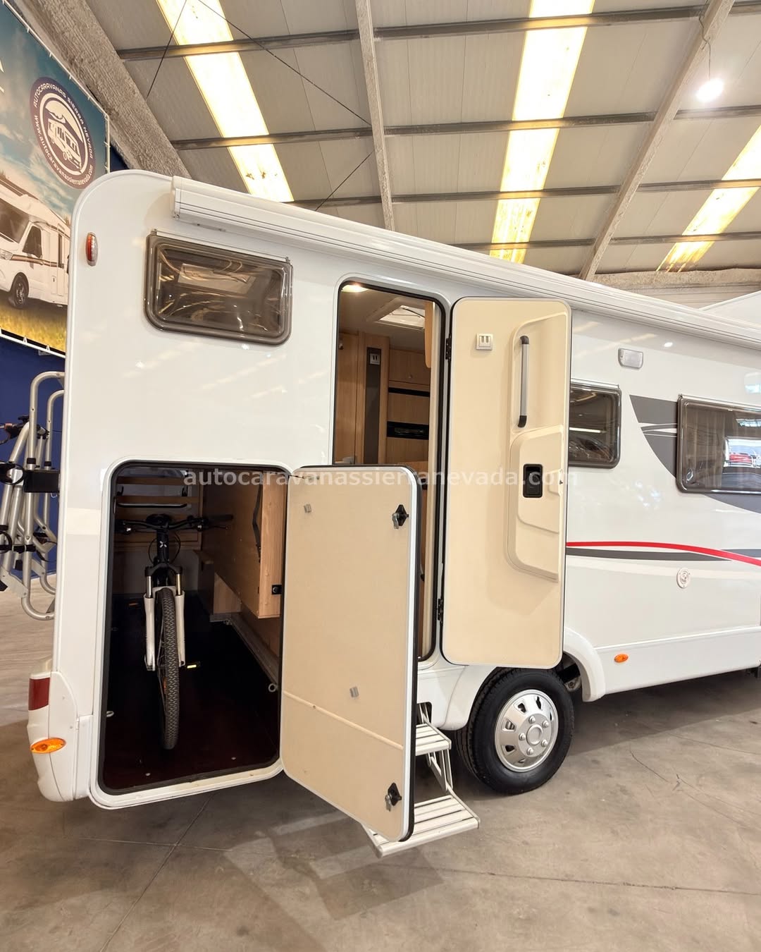 R26/04 AUTOCARAVANA CAPUCHINA SUNLIGHT A72 En Autocaravanas Sierra Nevada llevamos más de 22 años ayudando a nuestros clientes a cumplir el sueño de viajar con libertad. Cada vehículo es revisado y reacondicionado a fondo, cuidando cada detalle para que luzca, funcione y se sienta como nuevo, preparado para ofrecer años de fiabilidad y disfrute. Para más información o precio 💵 consulté en nuestra web www.autocaravanassierranevada.com o haga click 👉🖱️ en nuestro enlace ⬇️👇 https://autocaravanassierranevada.com/autocaravanas/sunlight-a72-r26-04/ ¿Quieres pagar a plazos? Llama y te informamos sin compromiso 📞617 79 57 19 📞687 85 35 11 EQUIPAMIENTO Y EXTRAS 👇 MOTOR: FIAT DUCATO 2.3 MULTIJET 130cv AÑO: 2015 KM: 99.000 Medidas exteriores: 7,30m x 2,90m Plazas: 6 DESCRIPCIÓN TÉCNICA: * Medidas maletero : (2,15m x 0,70m x 0,65m) * Camas (Capuchina/Salón Convertible(1,00m x 1,75m )/Literas) Doble salón FACE TO FACE Aire acondicionado (de motor) Airbag(conductor y Copiloto) ASR Cierre Centralizado(solo delante) Velocidad de Crucero Espejos eléctricos Elevalunas eléctricos Equipo Multimedia Mosquiteras en ventanas ,claraboyas y puerta principal Claraboya xxl en salón Frigorífico THET FORD(220v, Gas, 12v-auto) 164L Ducha con mampara dentro de aseo Batería de 100ah. Placa Solar de 100w Calefacción Truma Combi Escalón eléctrico de aluminio Toldo 4m Portabicis para 2 Neumáticos reforzados especial camper www.autocaravanassierranevada.com