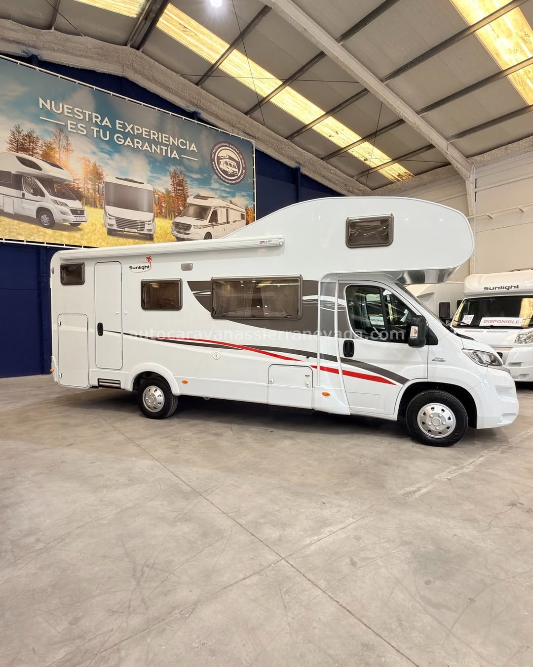 R26/04 AUTOCARAVANA CAPUCHINA SUNLIGHT A72 En Autocaravanas Sierra Nevada llevamos más de 22 años ayudando a nuestros clientes a cumplir el sueño de viajar con libertad. Cada vehículo es revisado y reacondicionado a fondo, cuidando cada detalle para que luzca, funcione y se sienta como nuevo, preparado para ofrecer años de fiabilidad y disfrute. Para más información o precio 💵 consulté en nuestra web www.autocaravanassierranevada.com o haga click 👉🖱️ en nuestro enlace ⬇️👇 https://autocaravanassierranevada.com/autocaravanas/sunlight-a72-r26-04/ ¿Quieres pagar a plazos? Llama y te informamos sin compromiso 📞617 79 57 19 📞687 85 35 11 EQUIPAMIENTO Y EXTRAS 👇 MOTOR: FIAT DUCATO 2.3 MULTIJET 130cv AÑO: 2015 KM: 99.000 Medidas exteriores: 7,30m x 2,90m Plazas: 6 DESCRIPCIÓN TÉCNICA: * Medidas maletero : (2,15m x 0,70m x 0,65m) * Camas (Capuchina/Salón Convertible(1,00m x 1,75m )/Literas) Doble salón FACE TO FACE Aire acondicionado (de motor) Airbag(conductor y Copiloto) ASR Cierre Centralizado(solo delante) Velocidad de Crucero Espejos eléctricos Elevalunas eléctricos Equipo Multimedia Mosquiteras en ventanas ,claraboyas y puerta principal Claraboya xxl en salón Frigorífico THET FORD(220v, Gas, 12v-auto) 164L Ducha con mampara dentro de aseo Batería de 100ah. Placa Solar de 100w Calefacción Truma Combi Escalón eléctrico de aluminio Toldo 4m Portabicis para 2 Neumáticos reforzados especial camper www.autocaravanassierranevada.com