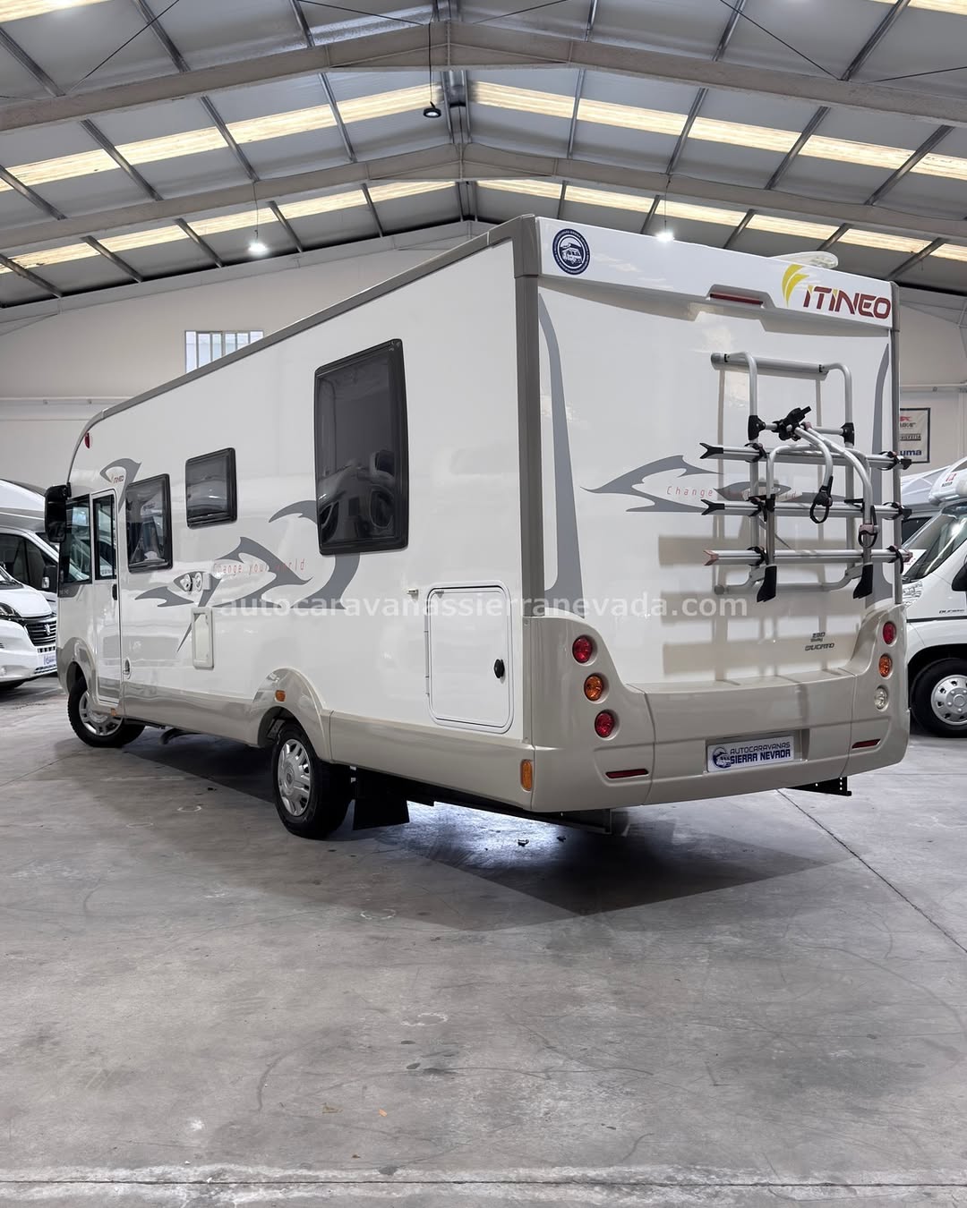V25/110 AUTOCARAVANA INTEGRAL ITINEO MB740 En Autocaravanas Sierra Nevada llevamos más de 20 años ayudando a nuestros clientes a cumplir el sueño de viajar con libertad. Cada vehículo es revisado y reacondicionado a fondo, cuidando cada detalle para que luzca, funcione y se sienta como nuevo, preparado para ofrecer años de fiabilidad y disfrute. Para más información o precio 💵 consulté en nuestra web www.autocaravanassierranevada.com o haga click 👉🖱️ en nuestro enlace ⬇️👇 https://autocaravanassierranevada.com/listings/itineo-mb740-v25-110/ ¿Quieres pagar a plazos? Llama y te informamos sin compromiso 📞617 79 57 19 📞687 85 35 11 EQUIPAMIENTO Y EXTRAS 👇 MOTOR: FIAT DUCATO 2.3 MULTIJET 130cv AÑO: 2013 KM: 87.000 Medidas exteriores: 7,00m x 3,00m Plazas: 4 Extras y Equipamiento: * Medidas maletero con doble acceso : (2,20m x 0,80m x 0,90m) * Camas (Isla/ Colgante en cabina) - Aire acondicionado (de motor) - AirBag (conductor ) - Velocidad de Crucero - Cierre Centralizado - Espejos eléctricos - Elevalunas eléctricos(en conductor) - Equipo Multimedia - Asientos Giratorio - Mosquiteras en ventanas ,claraboyas y puerta principal - Claraboya transparentes y Claraboya xxl en salón - Frigo THETFORD (220v, Gas, 12v,aut) 149L - Ducha con mampara separada de aseo - Batería de 100ah. - Placa solar 100w - Calefacción Truma Combi - TV. - Escalón doble peldaño integrado - Toldo TRISTOR de 4m. - Portabicis para 3 - Neumáticos reforzados especial camper www.autocaravanassierranevada.com #autocaravanasgranada #autocaravanaocasion #autocaravanasdeocasion #ventaautocaravana #compraautocaravana #autocaravanabarata #caravaningandalucia #autocaravanasur #granadaturismo #granadaocasion #andaluciavanlife #vanlife #camperlife #motorhome #campervan #viajarenautocaravana #caravaninglife #aventuraenruta #viajeslibres #escapadarural #naturalezaylibertad #viajarporelmundo #rutavanlife #descubreespaña